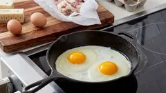 完璧なスクランブルエッグを作るには、なぜ冷たいフライパンを使う必要があるのか：あなたの朝を一変させるテクニック