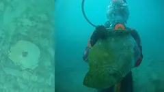 水底にはもう一つの街が沈んでいる。透き通った水のきらめきの中に、家々や通りが見える。建物のそばには、物が散らばっている。いつの時代に水没したのだろうか？なぜなのか？考古学者たちは何を発見しているのだろうか？