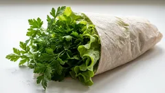 このシンプルなペーパータオルを使えば、ハーブを10日以上新鮮に保つことができ、野菜室での野菜の保存に伴う手間を省くことができます。