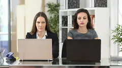  誰かがあなたを密かに嫌っているか見抜く方法：見過ごしがちな6つの仕草