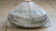 シャワーホースの石灰汚れを10分で落とす:化学薬品を使わない超簡単方法